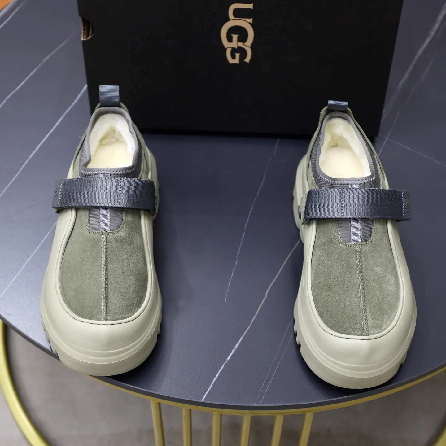 Ex-factory price: 580 for couples👫💰Thick wool imported from Australia Brand: UGG genuine purchasing agent Size: 35-45 (45 customized) Grade: Official website 1:1 Material: First layer of genuine leather waterproof and antifreeze upper Real wool lining Original non-slip and wear-resistant outsole Style category: Men's casual shoes Trendy style Comfortable on the feet Color: Official website color synchronization